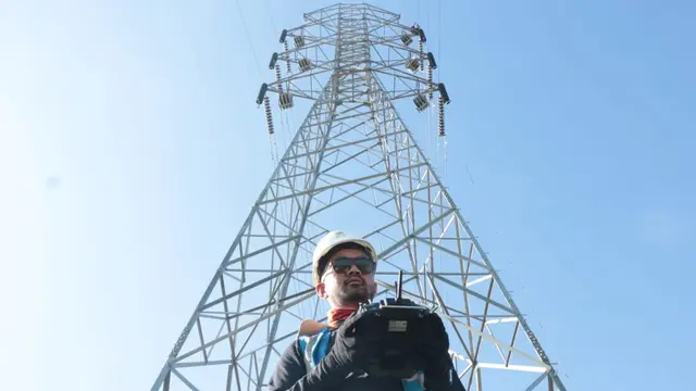 PLN sedang menarik kabel konduktor terhadap 4 menara terakhir dari 178 total menara jaringan di Sulsel menggunakan drone. (Dok PLN)