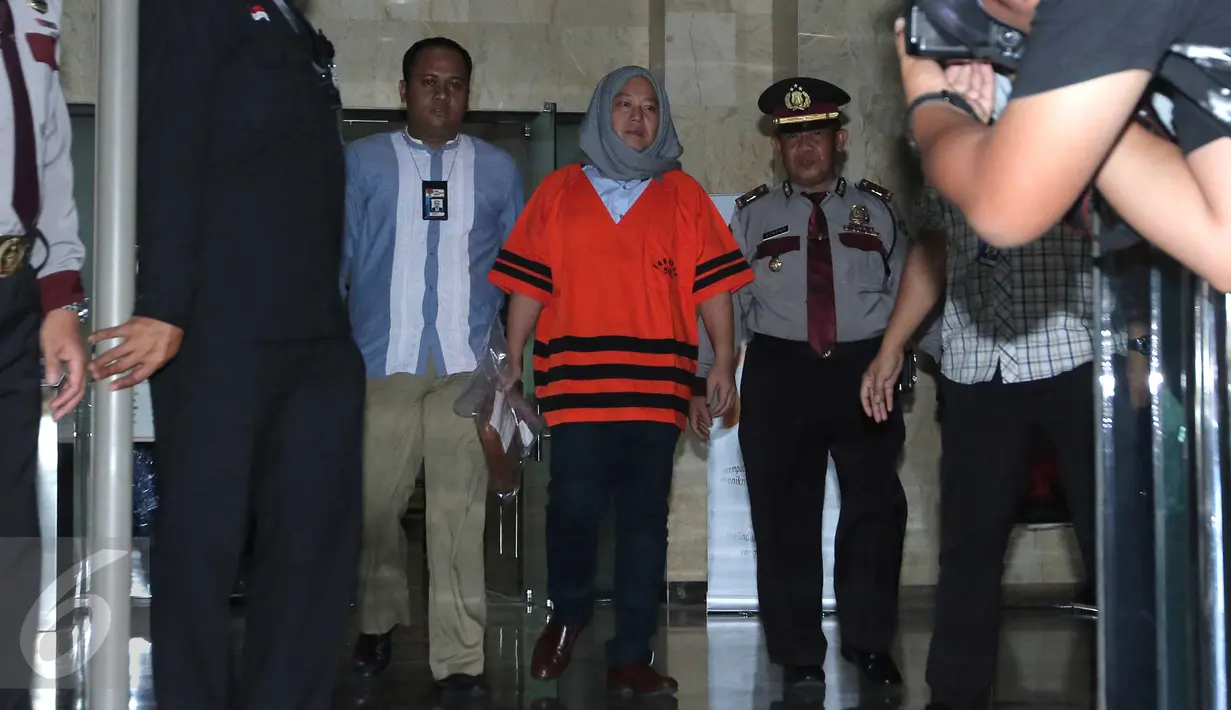 Pengusaha Setyadi (tengah) mengenakan baju tahanan KPK usai pemeriksaan di gedung KPK, Jakarta, Kamis (22/10) dini hari. Setyadi resmi ditahan KPK terkait dugaan suap proyek pengembangan pembangkit listrik mikrohidro Papua. (Liputan6.com/Angga Yuniar)