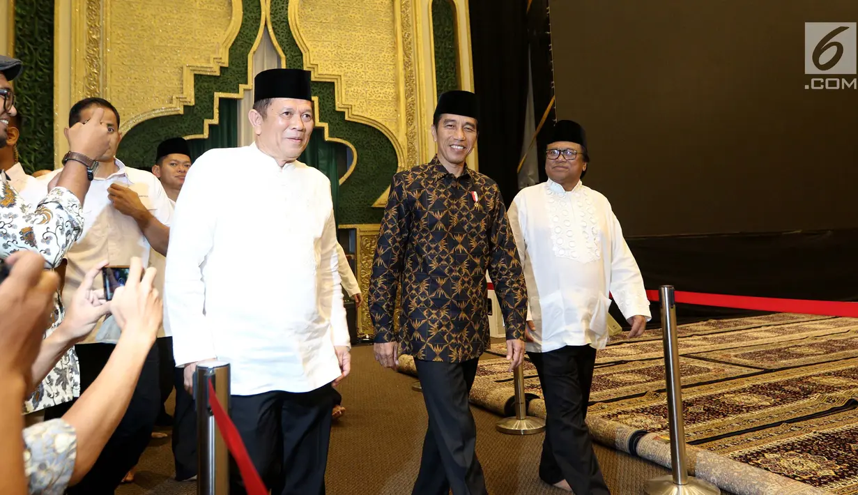 Presiden Joko Widodo bersama Ketua DPD RI Oesman Sapta Odang menghadiri buka puasa bersama di kediaman Ketua DPD Oesman Sapta Odang (OSO) jalan Karang Asem Utara, Kuningan, Jakarta, Kamis (31/5). (Liputan6.com/Johan Tallo)