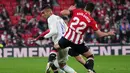 Real Madrid akhirnya memperoleh peluang matang di menit ke-80. Tembakan Casemiro usai menerima umpan Marco Asensio dari jarak dekat masih mampu dibendung kiper Athletic Bilbao Julen Agirrezabala. (AFP/Cesar Manso)