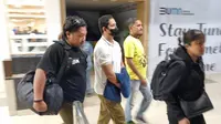 AKBP Fajar Widyadharma Lukman didampingi tim penyidik Polda NTT saat tiba di Bandara El Tari Kupang (Liputan6.com/Ola Keda)