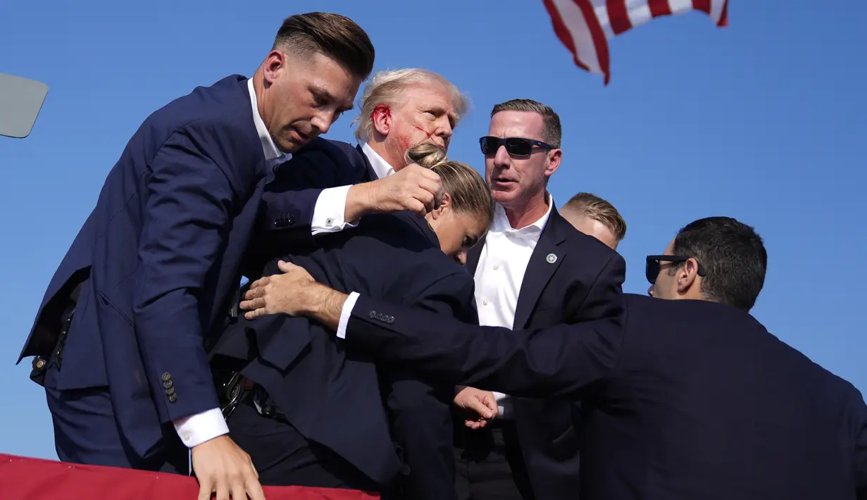 Insiden ini terjadi saat Trump menyampaikan pidato pertamanya di hadapan para pendukungnya. (AP Photo/Evan Vucci)