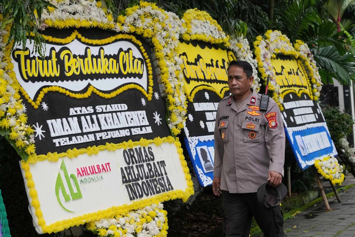 FOTO: Karangan Bunga Duka Cita untuk Ayatollah Ali Khamenei di Jakarta