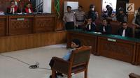 Terdakwa kasus terorisme, Aman Abdurrahman mendengarkan pembacaan vonis di Pengadilan Negeri Jakarta Selatan, Jumat (22/6). Mendengar vonis mati, Aman Abdurrahman langsung bangkit dan bersujud menghadap majelis hakim. (Liputan6.com/Angga Yuniar)