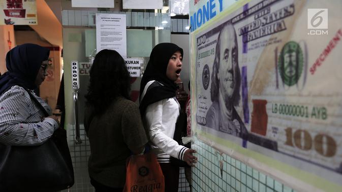 Nasabah mengantre menukarkan mata uang USD di gerai penukaran mata uang asing di Jakarta, Rabu (5/9). Sebelumnya pada Selasa (4/9), Rupiah sempat mencapai level Rp 14.935 per dollar Amerika atau terlemah sejak 1998. (Merdeka.com/Imam Buhori)