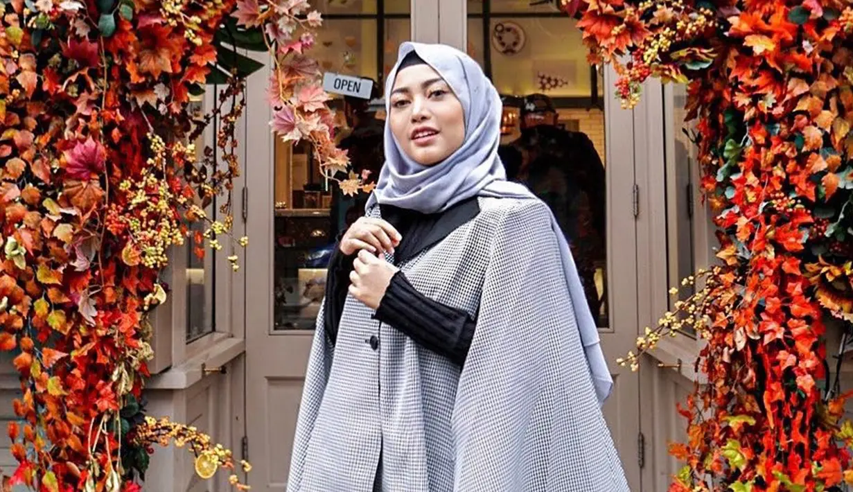 Pandai dalam mix and match busana, ibu dari Xabiru ini kerap menjadi trendsetter dan inspirasi bagi banyak kaum hawa. Apalagi outfitnya saat sedang berlibur tampak begitu modis. Seperti kali ini, ia tampil dengan baju setelan berwarn abu-abu. (Liputan6.com/IG/@rachelvennya)