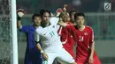 Pemain belakang Indonesia U-23, Gavin Kwan Adsit (kedua kiri) berebut posisi dengan pemain Korea Utara, Kim Kum Chol pada laga PSSI Anniversary Cup 2018 di Stadion Pakansari, Kab Bogor, Senin (30/4). (Liputan6.com/Helmi Fithriansyah)