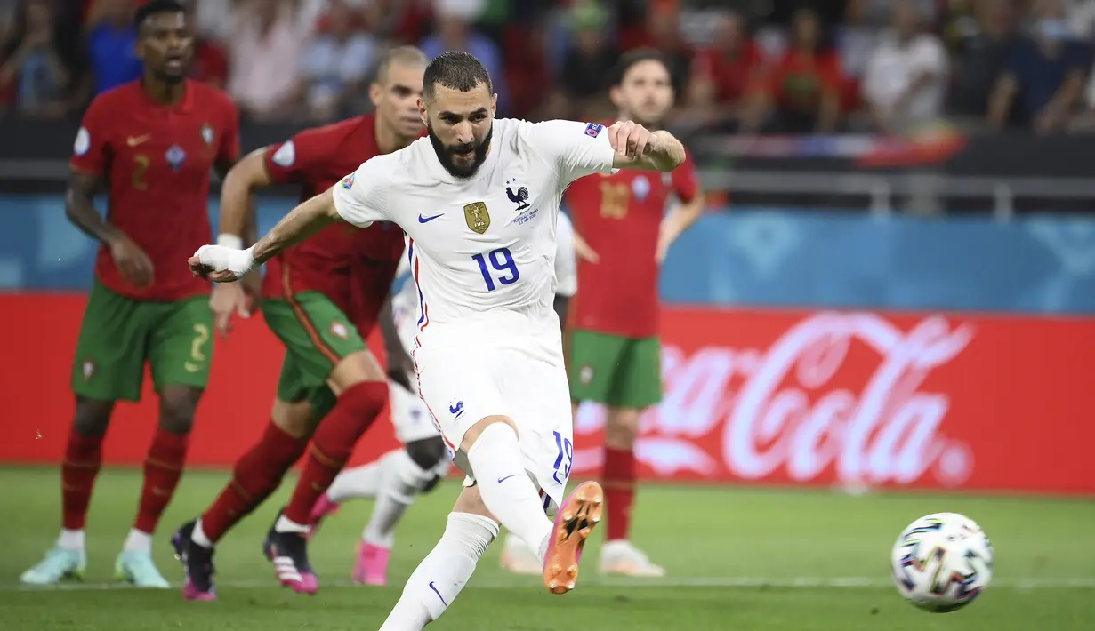 Pembuktian kelayakan Karim Benzema. Setelah absen lebih dari 5 tahun memperkuat Timnas Prancis, Benzema kembali dipanggil di ajang Euro 2020 ini. Dua golnya saat jumpa Portugal menjadi bukti kepantasan pemanggilannya setelah dua laga awal dilaluinya tanpa gol. (Foto: AP/Pool/Franck Fife)