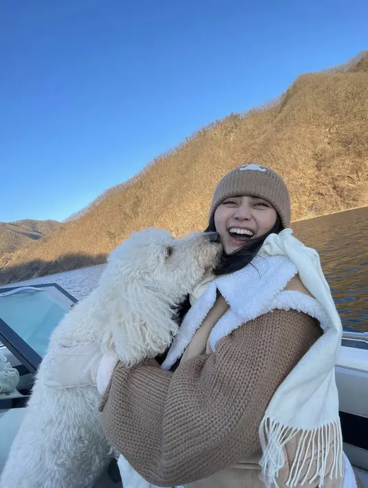 Tampil stylish dengan beannie Celine bernuansa khaki, harga topi yang dikenakan oleh Rachel Vennya ditaksir senilai Rp 10 juta rupiah. [Foto: Instagram/ Rachel Vennya]