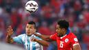 Penyerang Argentina, Sergio Aguero (kiri) berebut bola udara dengan bek Chili, Jean Beausejour di final Copa America 2015 di Stadion Nasional, Chili, (4/7/2015). Chili menang lewat adu penalti atas Argentina dengan skor 4-1. (REUTERS/Marcos Brindicci)