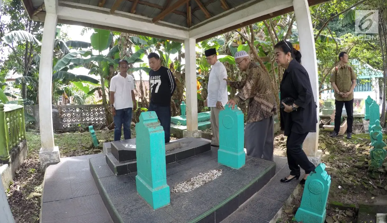 Suasana saat bakal calon gubernur Saifudin Aswari ziarah ke makam Sultan Mahmud Badaruddin di Palembang, Sumatera Selatan, Jumat (26/1). Saifudin Aswari merupakan Bupati Lahat dua periode yang juga Ketua DPD Gerindra Sumsel. (Liputan6.com/Aswari)