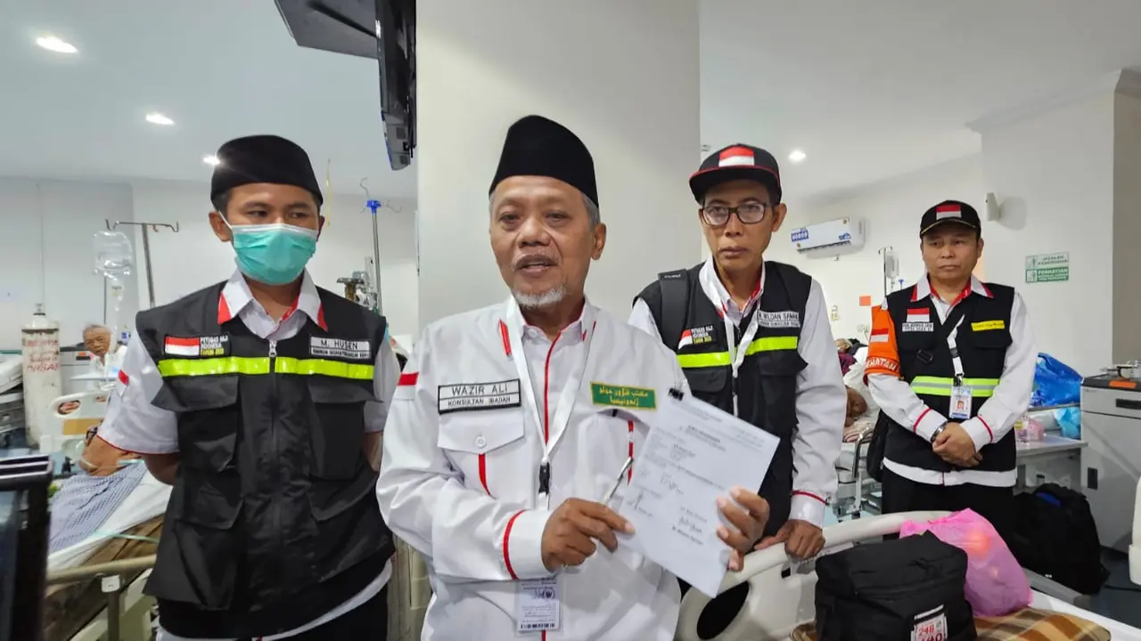 Konsultan Ibadah PPIH Arab Saudi Daker Madinah, KH Wazir Ali melepas jemaah haji sakit yang dievakuasi ke Makkah menggunakan mobil ambulans.