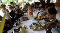 Masyarakat lintas agama yang terdiri dari tokoh, jemaat dan para pelajar menyambut Hari Raya Nyepi dengan menggelar acara Botram Harmoni.
