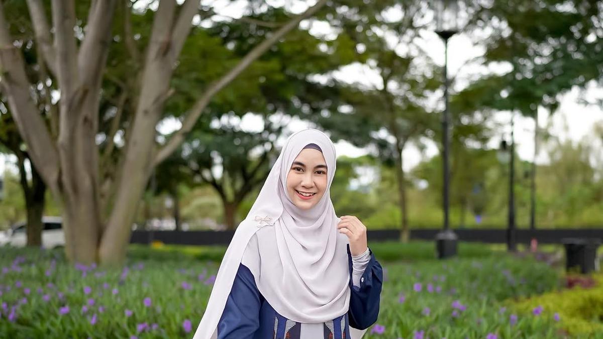 6 Model Gamis ala Anisa Rahma, Inspirasi Tampil Modis Ibu Muda Usia 30-an
