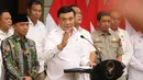 Menteri Koordinator Bidang Politik dan Keamanan (Menko Polkam) Djamari Chaniago didampingi Menteri Kehutanan Raja Juli Antoni,  Menteri Lingkungan Hidup M Jumhur Hidayat dan Kepala Badan Nasional dan Penanggulangan Bencana Letjen TNI Suharyanto saat jumpa pers usai rapat koordinasi (rakor) penanganan kebakaran hutan dan lahan (karhutla) di Jakarta, 10 Agustus 2026. (KLY/Arie Basuki)