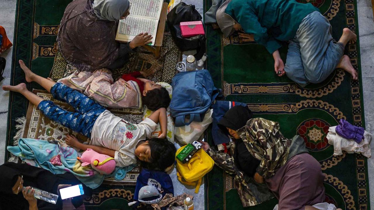 FOTO: Itikaf Mengharapkan Kemulian Malam Lailatu Qodar di Mesijd Al Akbar Surabaya