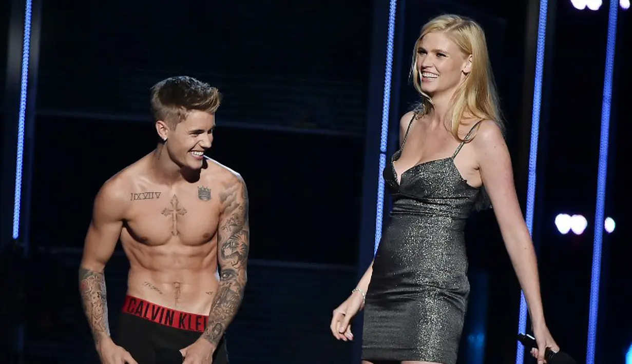 Model Lara Stone yang berada disampingnya, hanya tertawa melihat aksi Justin Bieber tersebut, New York, (9/9/14). (Theo Wargo/Getty Images for Three Lions Entertainment/AFP)