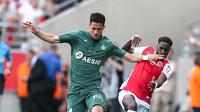 Bek Saint-Etienne, William Saliba (kiri), dikabarkan masuk dalam daftar buruan Arsenal dan Manchester United pada bursa transfer musim panas tahun ini. (AFP/FRANCOIS NASCIMBENI)
