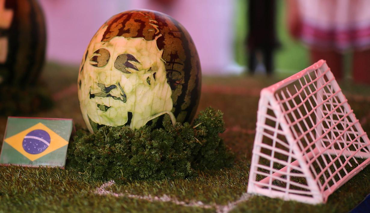 Wajah pemain sepak bola Brasil, Neymar terukir pada buah semangka di Shenyang, Provinsi Liaoning, China, Selas (10/7). (AFP)