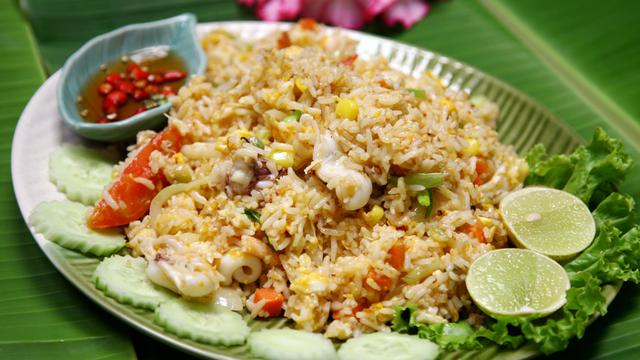 Menu Hari Ini Pucuk Labu Cumi, Kare Tahu dan Nasi Goreng