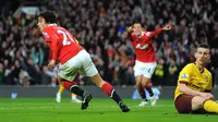 Bek MU Fabio da Silva rayakan gol ke gawang Arsenal pada laga Piala FA, Maret 2011. (AFP/Andrew Yates)