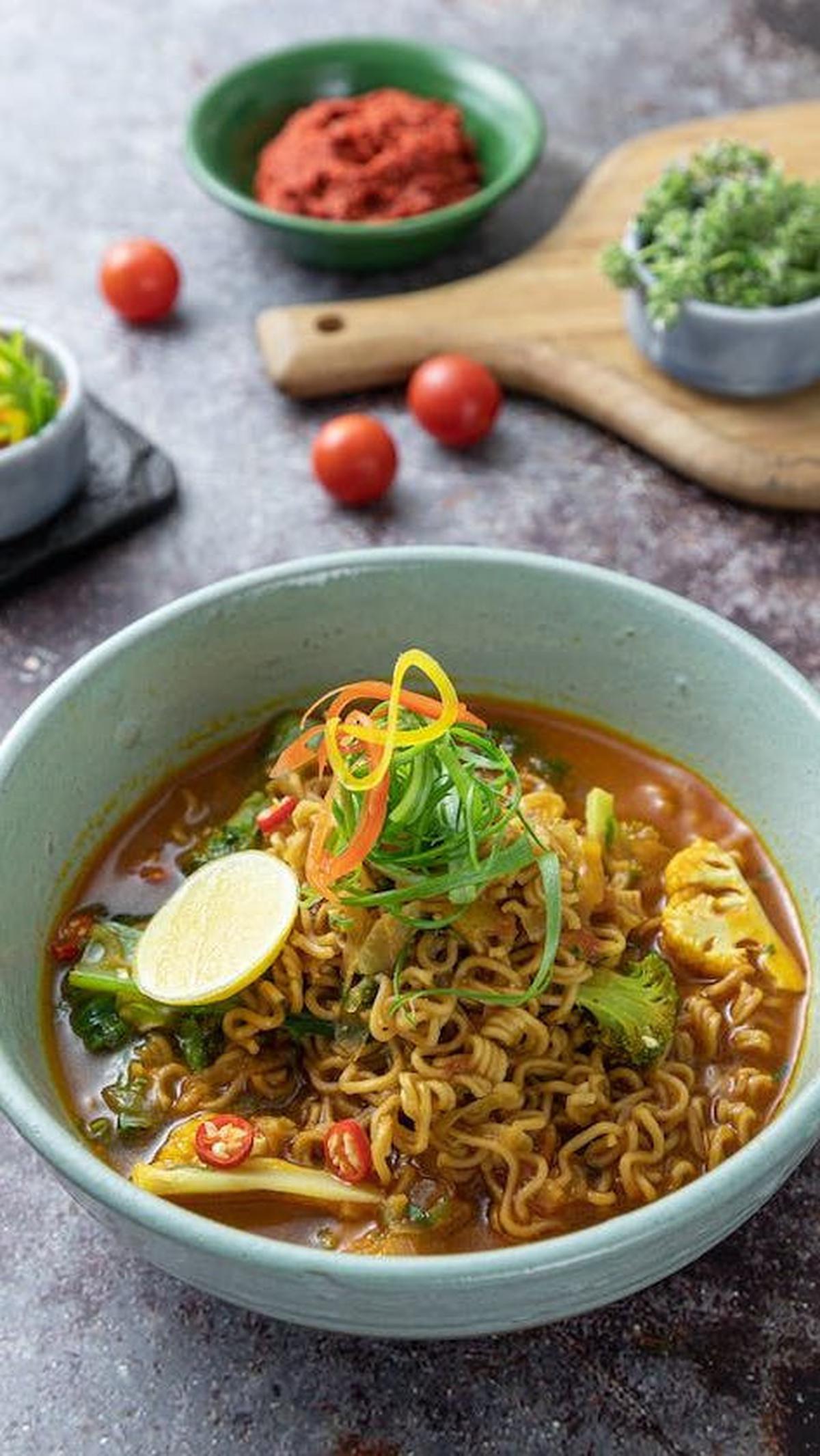 Rasanya akan jauh lebih sehat dan lebih nikmat karena kamu tahu bahan yang digunakan pasti aman untuk dikonsumsi bukan. Yuk siapkan dirimu untuk melihat 3 resep mi goreng ala chef terkenal yang rasanya gak akan kalah dengan yang ada di luaran. Selamat men