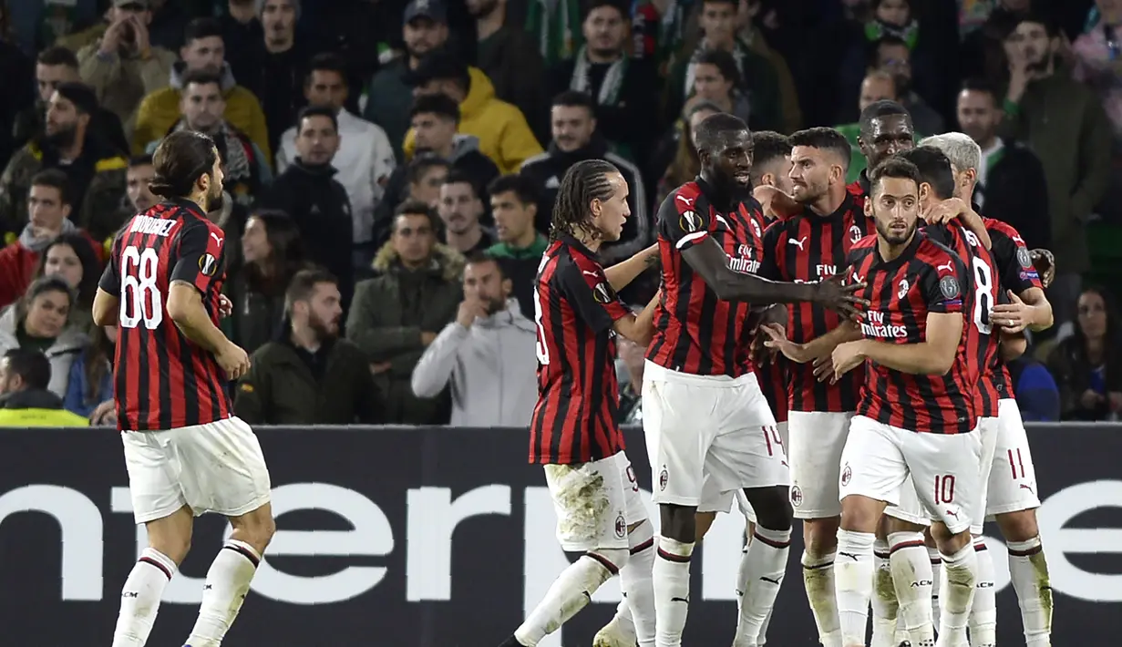 Pemain AC Milan yang tengah On Fire, Suso mencetak gol pada menit ke-62 pada fase grup Liga Europa yang berlangsung di Stadion Benito Villamarin, Spanyol (9/11), AC Milan bermain imbang 1-1 kontra Real Betis (AFP/Cristina Quicler)