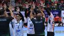 <p>Selebrasi para pemain Jakarta Pertamina Pertamax bersama ofisial tim setelah mengalahkan Jakarta Garuda Jaya pada laga pekan pertama putaran I PLN Mobile Proliga 2024 di GOR Amongrogo, Yogyakarta, Sabtu (27/4/2024). Jakarta Pertamina Pertamax menang 3-0 (25-16, 25-23, 25-15). (Dok. PBVSI)</p>