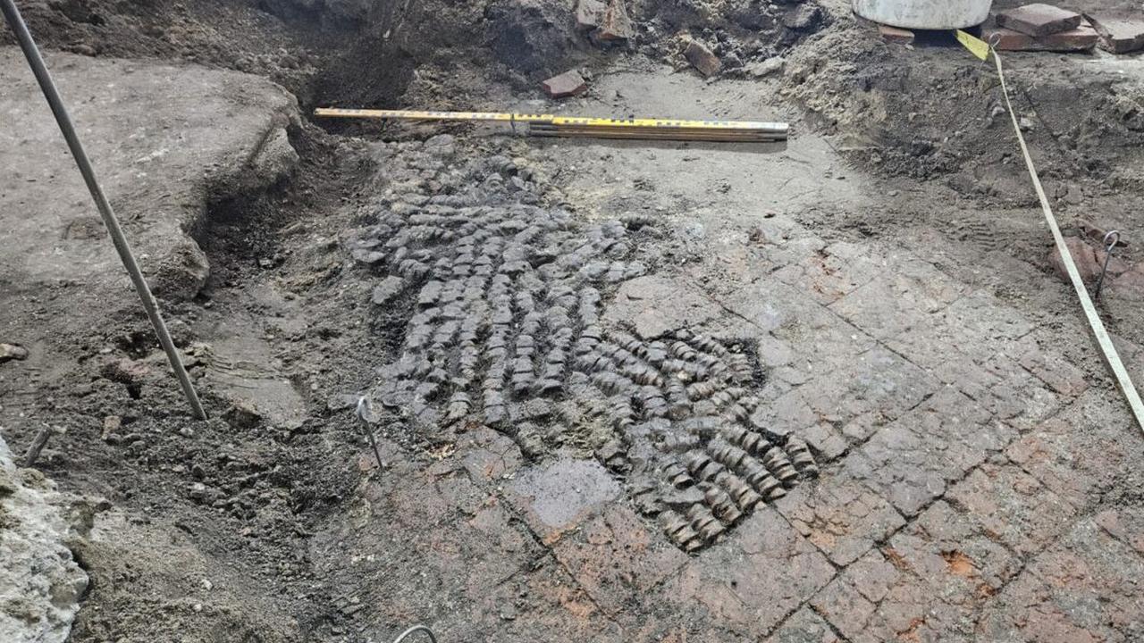 Sedang Renovasi Gedung, Arkeolog Temukan Lantai Kuno Misterius Disusun dari Tulang Hewan Abad ke-15