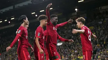 Penyerang Liverpool Divock Origi (tengah) bersama rekan setim merayakan gol yang dicetaknya ke gawang Norwich City pada babak ketiga Piala Liga Inggris di Carrow Road, Rabu (22/9/2021) dinihari WIB. Liverpool sukses menghajar Norwich City tiga gol tanpa balas di kandang lawan (Joe Giddens/PA via AP)