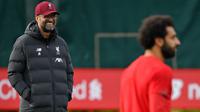 Pelatih Liverpool, Jurgen Klopp melihat para pemainnya berlatih di Melwood di Liverpool, Inggris barat laut (22/10/2019). Liverpool akan bertanding melawan wakil Belgia, Genk pada Grup E Liga Champions di Luminus Arena. (AFP/Paul Ellis)