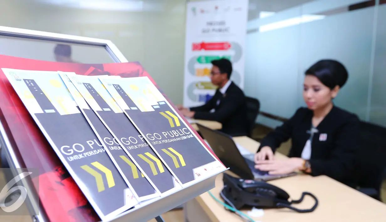 Pekerja melayani customer di Pusat Informasi Go Public di BEI, Jakarta, Senin (27/6). Pusat Informasi "Go Public" tersebut bertujuan mendorong penambahan jumlah perusahaan tercatat di pasar modal domestik. (Liputan6.com/Angga Yuniar)