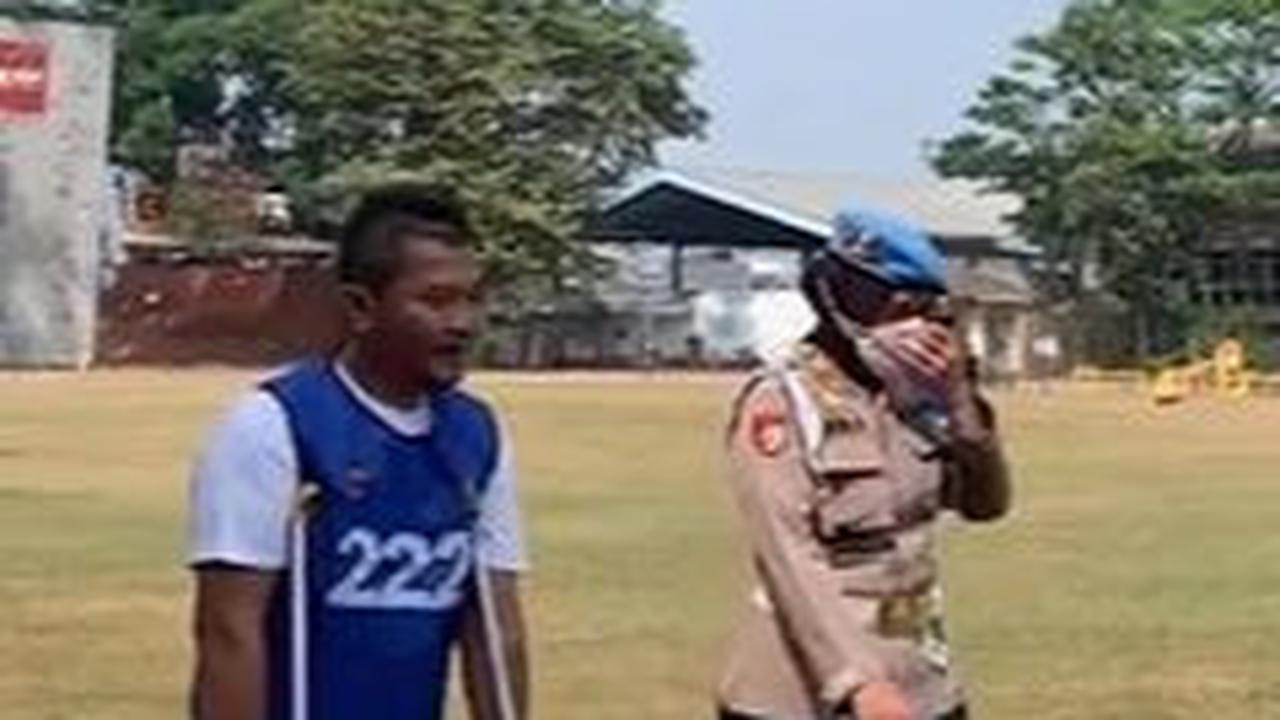Momen Abdul saat sedang berlatih berlari didampingi seorang anggota polisi wanita (polwan). <br><br>Meski memiliki keterbatasan fisik, Abdul rupanya mampu mengikuti seluruh rangkaian latihan dengan baik. <br>