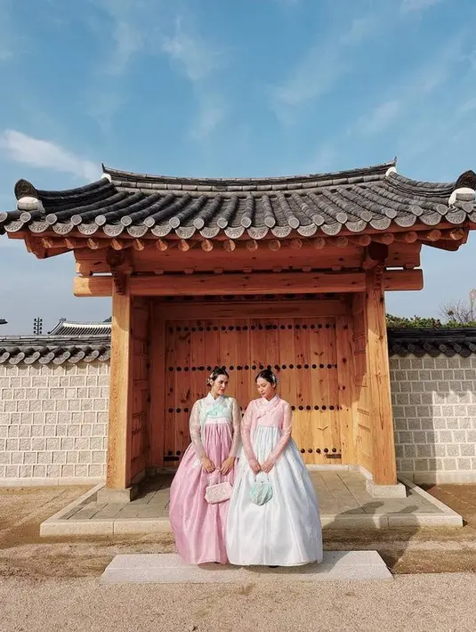 <p>Pada postingannya, Raisa menuliskan time travelers. Mungkin Raisa dan Rushka merasa sedang syuting drama Korea Selatan. [Foto: instagram.com/raisa6690]</p>