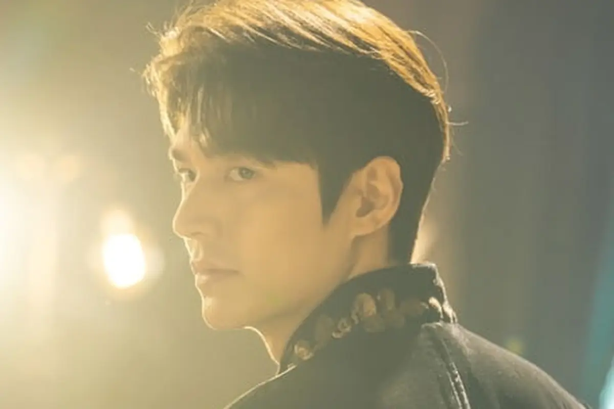 Lee Min Ho dalam The King: Eternal Monarch (SBS via Soompi)