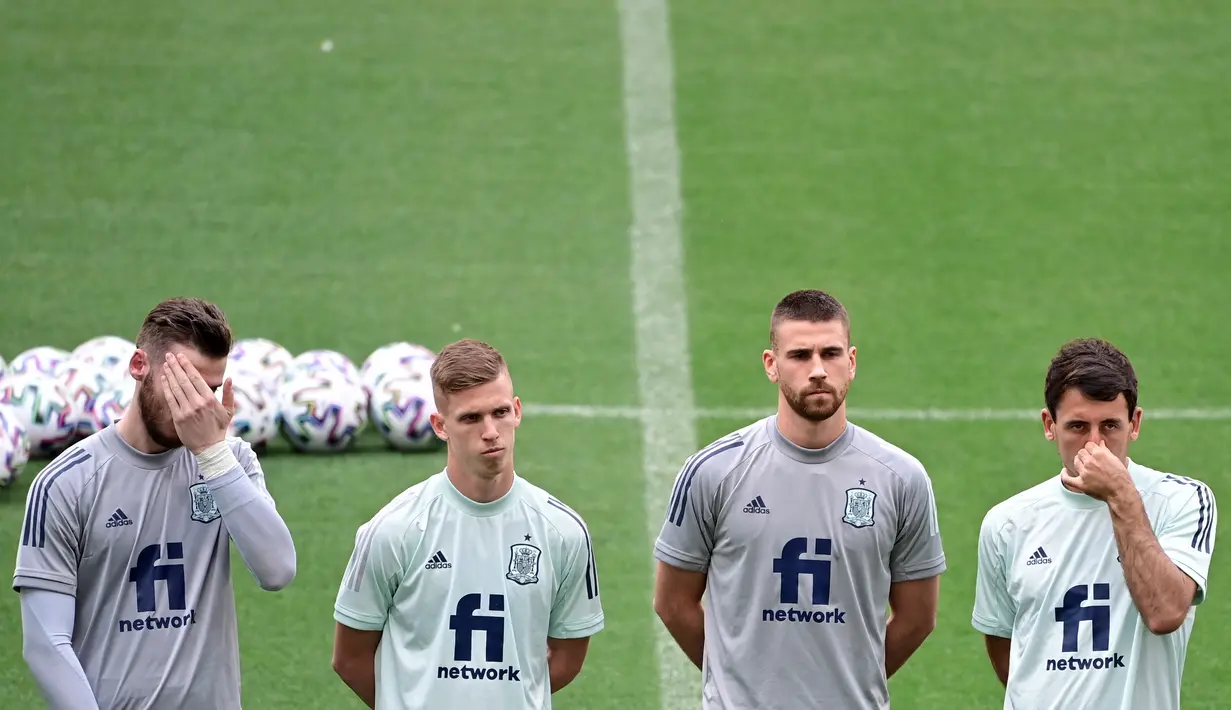 Para pemain Spanyol saat menghadiri sesi latihan di stadion Wanda Metropolitano di Madrid (3/6/2021). Duel Spanyol vs Portugal dalam persiapan untuk Kejuaraan Euro 2021. (AFP Photo/Javier Soriano)