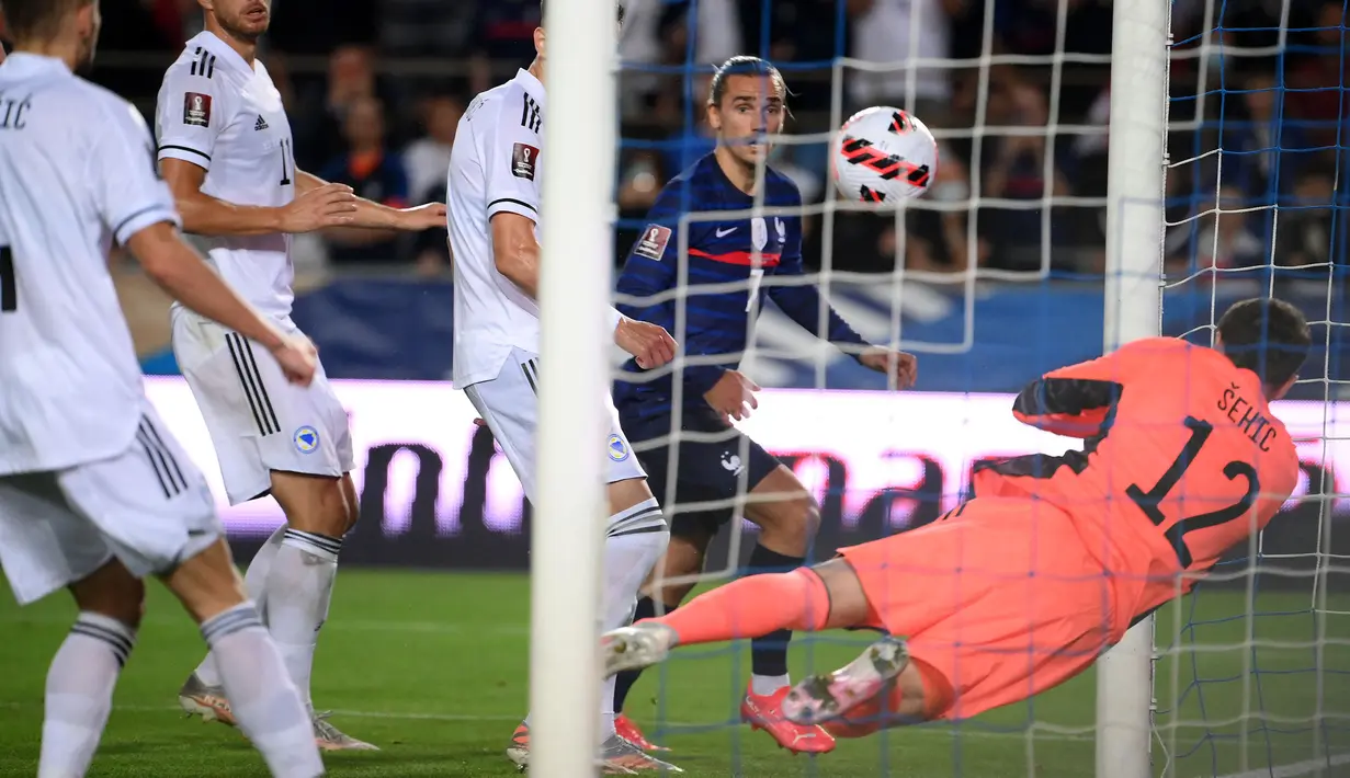 Keunggulan Bosnia hanya bertahan tiga menit saja. Bola sapuan Dzeko saat sepak pojong yang dilakukan Prancis, malah mengenai punggung Griezmann dan mengubah skor pertandingan menjadi satu sama. (Foto: AFP/Franck Fife)