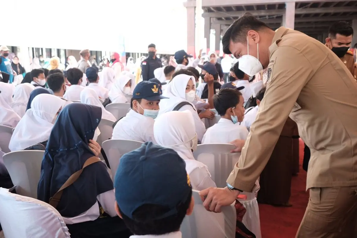 Bupati Gowa Adnan Purichta meninjau vaksinasi massal bagi pelajar (Liputan6.com/Istimewa)