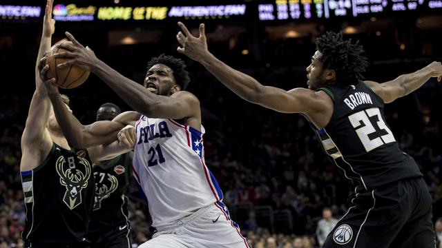 Aksi Joel Embiid saat Sixers Hajar Bucks