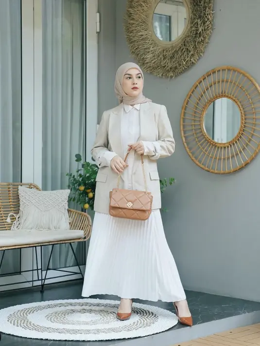 Unsur warna bumi masi menjadi nuansa yang bisa hadirkan kesan cantik pada tampilan.  [Foto: Instagram/ Irish Bella]