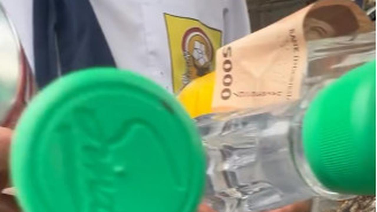Tak terduga, si penumpang lantas menyerahkan empat botol minuman ringan ke sang pengemudi ojol. Mengetahui dapat minuman begitu banyak, si ojol seketika terkaget.