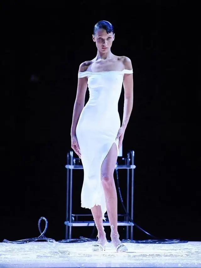 Bella Hadid di pertunjukan Coperni