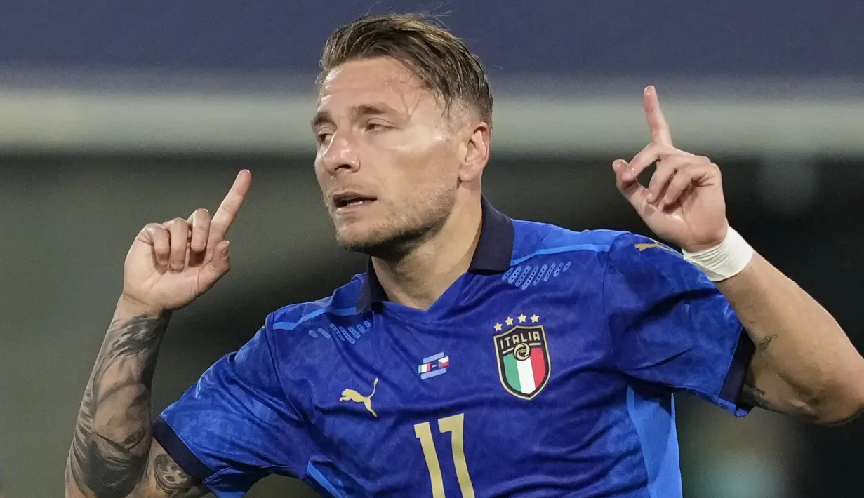 Striker Italia, Ciro Immobile, melakukan selebrasi usai mencetak gol ke gawang Republik Ceko pada laga uji coba di Stadion di Reanto Dall'Ara, Sabtu (5/6/2021). Italia menang dengan skor 4-0. (AP/Antonio Calanni)
