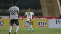 Pemain PS TNI, Manahati Lestusen (kanan) saat melawan Persib Bandung pada lanjutan Liga 1 2017 di Stadion Si Jalak Harupat, Sabtu (05/8/2017). Persib menang 3-1. (Bola.com/Nicklas Hanoatubun)