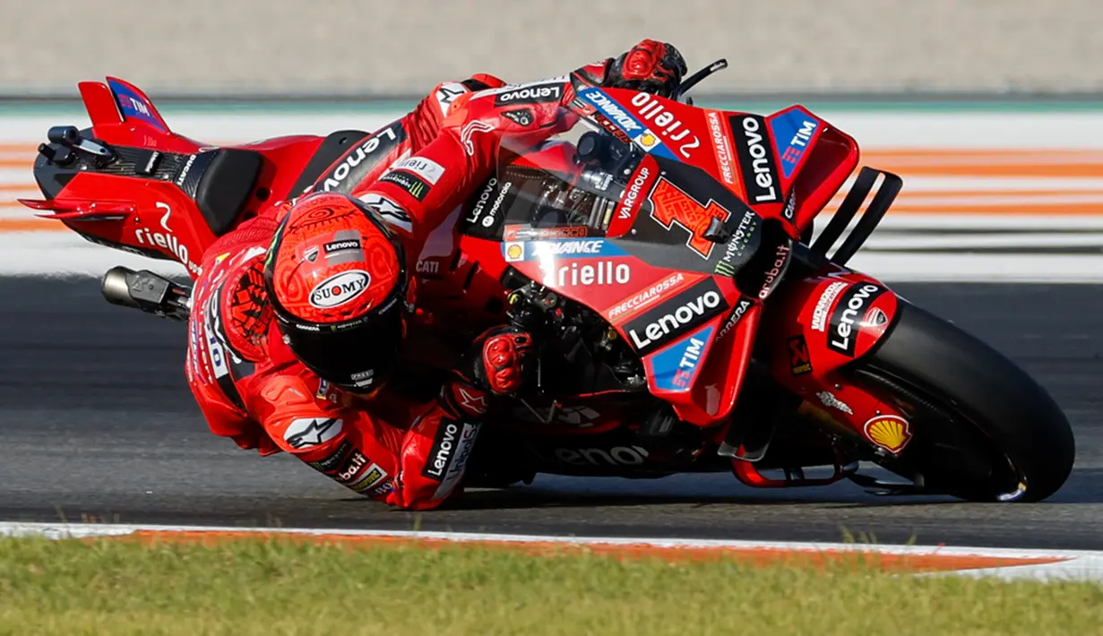 Rider asal Spanyol itu terus mengendarai motor sebelum akhirnya menepi. Aksinya ini terlambat dengan stewards menjatuhkan sanksi penalti tiga grid. (AP Photo/Alberto Saiz)