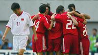 Pemain Timnas China, Yu Genwei tertunduk lesu setelah kalah 0-3 dari Timnas Turki di fase grup Piala Dunia 2002. (AFP/Patrick Hertzog).