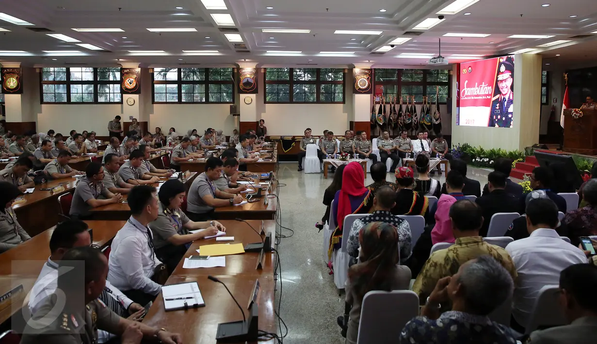 Kapolri Jenderal Tito Karnavian mengumpulkan jajaran Humas dari seluruh Polda pada Rapat Kerja Teknis (Rakernis) di Mabes Polri, Jakarta, Rabu (15/3). Dalam acara itu hadir Kepala Bidang Humas dari 33 Polda seluruh Indonesia. (Liputan6.com/Johan Tallo)