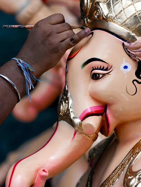 Festival ini merayakan Ganesha sebagai Dewa Awal yang Baru dan Penghilang Rintangan serta dewa kebijaksanaan dan kecerdasan dan dirayakan di seluruh India, terutama di negara-negara bagian seperti Maharashtra, Karnataka, Kerala, Telangana, Andhra Pradesh, Tamil Nadu dan Goa. (Indranil Mukherjee/AFP)