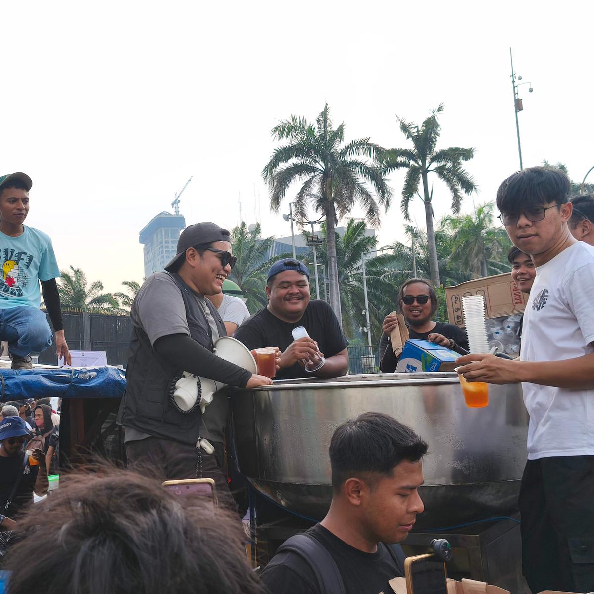 Bobon Santoso bagikan makanan buat pendemo