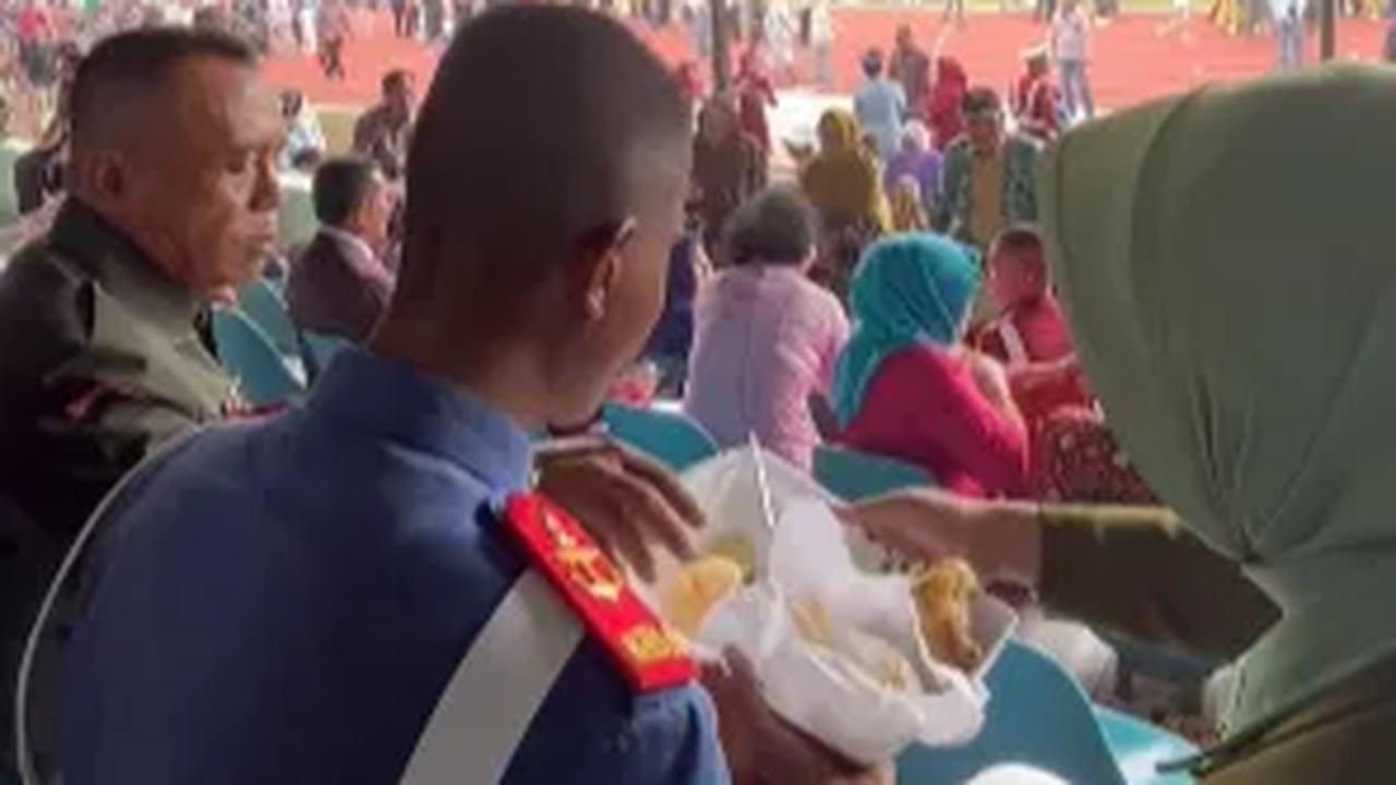 "Makanan paling nikmat, disuapin ibu setelah wisjur," demikian dikutip dari keterangan video.